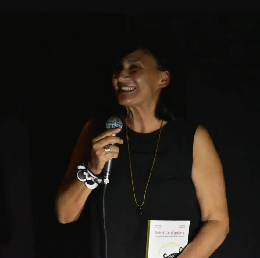 Caterina Ciminari al microfono con il suo libro Scintille d'anima