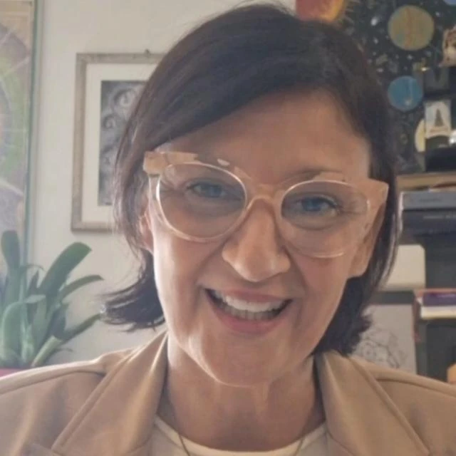 Caterina Ciminari, astrologa e counselor olistico, sorride nel suo studio