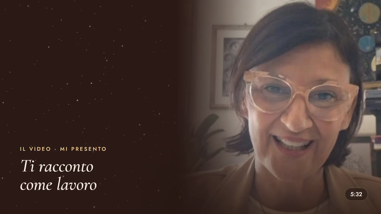 Caterina Ciminari sorride nel suo studio: video in cui racconta come lavora